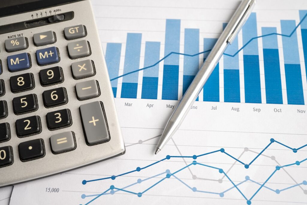 Calculadora financeira e gráficos de crescimento para análise de lucro real